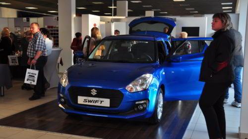 Niebieski Suzuki Swift